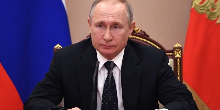 PUTIN FIRMA LEY PARA MODIFICAR CARTA MAGNA RUSA