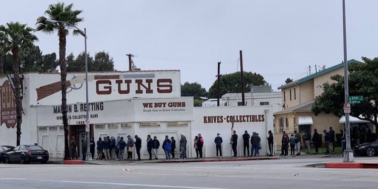 PÁNICO POR CORONAVIRUS DISPARA VENTA DE ARMAS DE FUEGO EN EU
