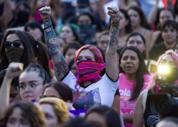RARO QUE CONSERVADORES SE MONTEN EN FEMINISMO: LÓPEZ OBRADOR