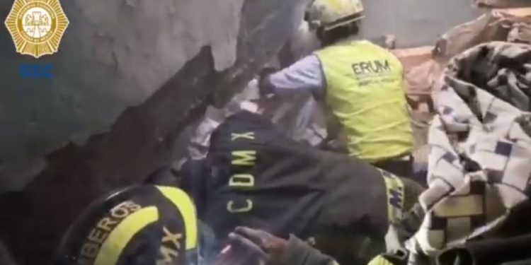 RESCATAN A RECIÉN NACIDA ABANDONADA ENTRE DOS PAREDES EN IZTACALCO