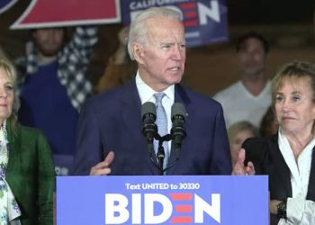 SANDERS ANUNCIA QUE SIGUE EN LAS PRIMARIAS PESE A VENTAJA DE BIDEN