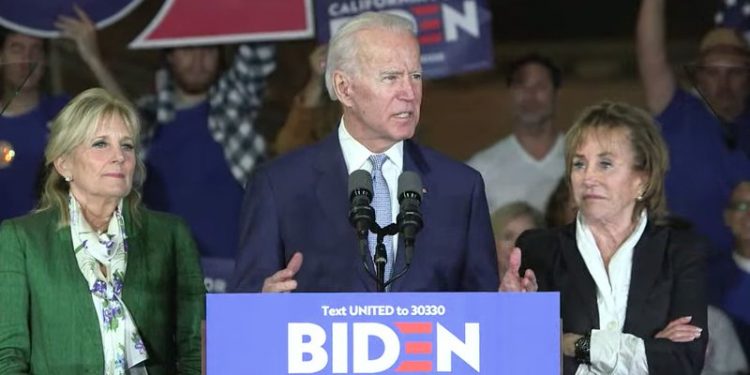 SANDERS ANUNCIA QUE SIGUE EN LAS PRIMARIAS PESE A VENTAJA DE BIDEN