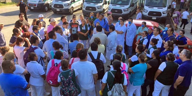 SE MANIFIESTAN TRABAJADORES DEL HOSPITAL GENERAL ZONA 46 DEL IMSS