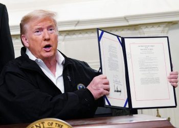 TRUMP FIRMA PRESUPUESTO PARA COMBATIR CORONAVIRUS