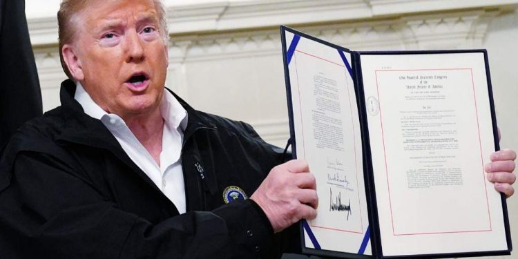 TRUMP FIRMA PRESUPUESTO PARA COMBATIR CORONAVIRUS