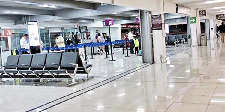 VACÍA COVID-19 LOS PASILLOS DEL AEROPUERTO DE LA CIUDAD DE MÉXICO