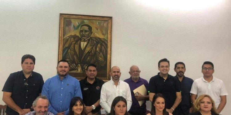 SE REÚNE REGIDOR JANIX CON EMPRESARIOS