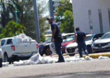 VEHÍCULO DEL DIF RIEGA DESPENSAS POR EXCESO DE VELOCIDAD EN CHETUMAL