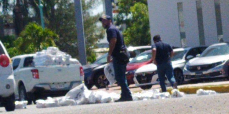 VEHÍCULO DEL DIF RIEGA DESPENSAS POR EXCESO DE VELOCIDAD EN CHETUMAL