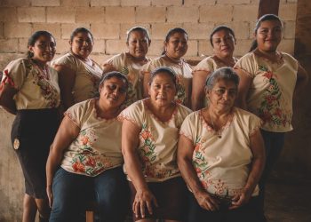 MUJERES MAYAS HACEN FLORECER MADERA CONSIDERADA UN DESPERDICIO