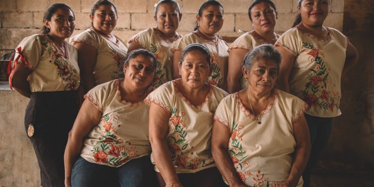 MUJERES MAYAS HACEN FLORECER MADERA CONSIDERADA UN DESPERDICIO