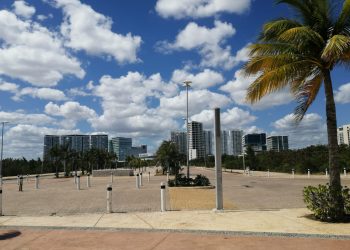 FAMILIAS DISFRUTAN DE MALECÓN TAJAMAR