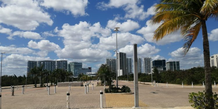 FAMILIAS DISFRUTAN DE MALECÓN TAJAMAR