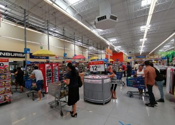 CANCUNENSES NO ENTIENDEN, ACUDEN EN MONTÓN A WALMART DE LA GRAN PLAZA