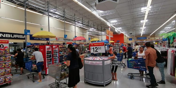 CANCUNENSES NO ENTIENDEN, ACUDEN EN MONTÓN A WALMART DE LA GRAN PLAZA