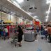 CANCUNENSES NO ENTIENDEN, ACUDEN EN MONTÓN A WALMART DE LA GRAN PLAZA