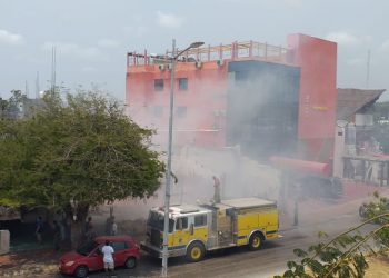 CONTROLAN INCENDIO SOBRE LA AVENIDA YAXCHILÁN, EN CANCÚN