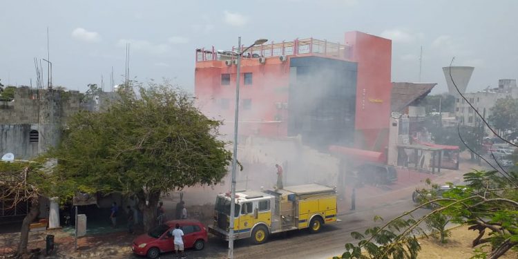 CONTROLAN INCENDIO SOBRE LA AVENIDA YAXCHILÁN, EN CANCÚN