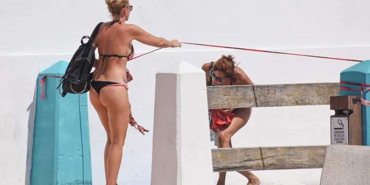 TURISTAS NO DEJAN DE IR A LA PLAYA