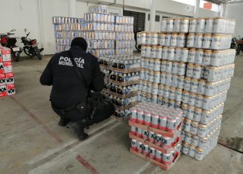 POLICÍAS DE COMALCALCO ASEGURAN UN AUTOBUS CARGADO DE CERVEZAS