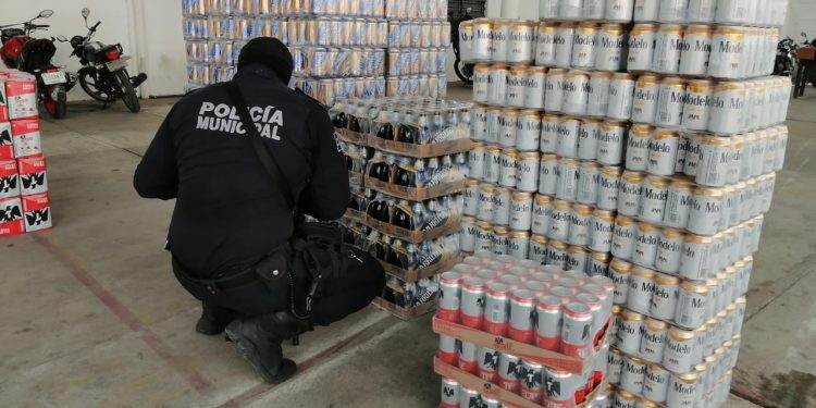 POLICÍAS DE COMALCALCO ASEGURAN UN AUTOBUS CARGADO DE CERVEZAS