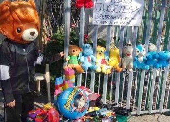 NIÑO DE TIJUANA OFRECE SUS JUGUETES A CAMBIO DE UNA DESPENSA PARA SU FAMILIA