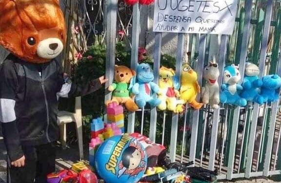 NIÑO DE TIJUANA OFRECE SUS JUGUETES A CAMBIO DE UNA DESPENSA PARA SU FAMILIA