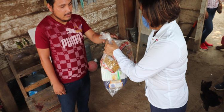 FAMILIAS DE COMALCALCO EN POBREZA EXTREMA RECIBEN APOYO ALIMENTARIO DE LA ALCALDESA LORENA MÉNDEZ DENIS