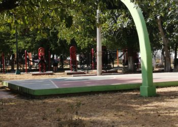 COMO SI NADA, EN CANCÚN GENTE SIGUE EJERCITÁNDOSE EN PARQUES PÚBLICOS.