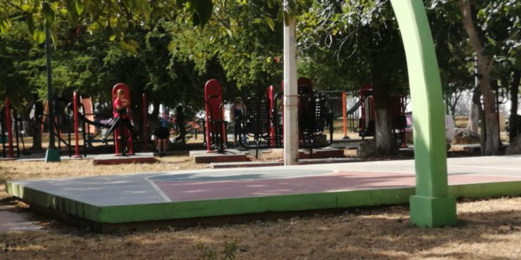 COMO SI NADA, EN CANCÚN GENTE SIGUE EJERCITÁNDOSE EN PARQUES PÚBLICOS.