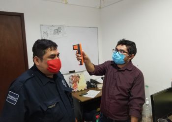 TOMAN TEMPERATURA A LOS POLICÍAS DE COZUMEL
