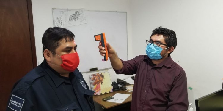 TOMAN TEMPERATURA A LOS POLICÍAS DE COZUMEL