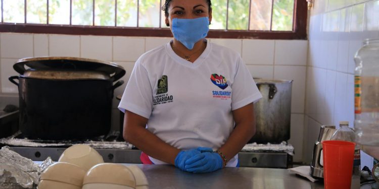 FAMILIAS DE PUERTO AVENTURAS RECIBEN ALIMENTOS CON AYUDA DEL COMEDOR COMUNITARIO