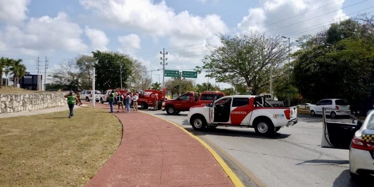 CONTROLAN BOMBEROS DE CANCÚN INCENDIO EN LA TORRE DEL ANTIGUO AEROPUERTO