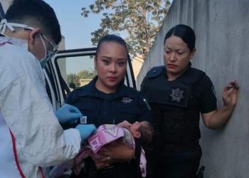POLICÍAS SALVAN A BEBÉ ABANDONADO EN LA 236 DE CANCÚN