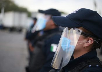 DONAN EQUIPO DE PROTECCIÓN A LOS POLICÍAS DE CANCÚN