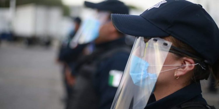 DONAN EQUIPO DE PROTECCIÓN A LOS POLICÍAS DE CANCÚN
