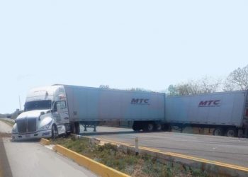 ACCIDENTE EN YUCATÁN: TRÁILER BLOQUEA LA CARRETERA MÉRIDA-CAMPECHE