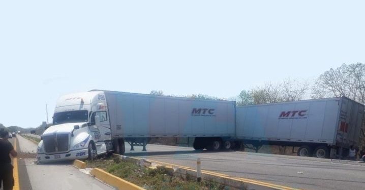ACCIDENTE EN YUCATÁN: TRÁILER BLOQUEA LA CARRETERA MÉRIDA-CAMPECHE