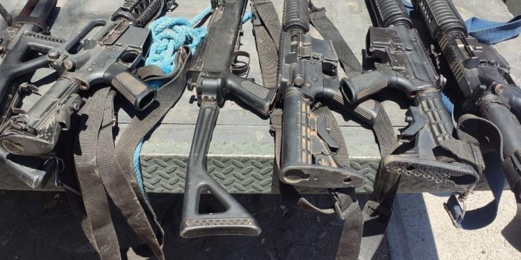 ASEGURAN FUSILES, CARTUCHOS Y DROGA EN HUETAMO, MICHOACÁN