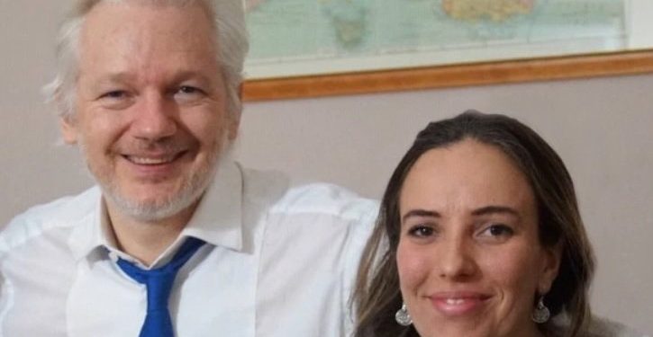 ASSANGE TUVO DOS HIJOS CON SU ABOGADA DURANTE RECLUSIÓN