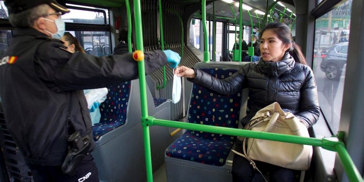 BUENOS AIRES MULTARÁ A QUIEN VAYA SIN MASCARILLA EN PÚBLICO