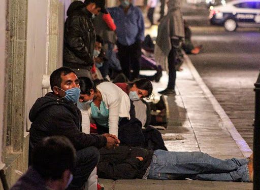 CAMPESINOS DUERMEN EN CALLES DE OAXACA PARA COBRAR APOYOS FEDERALES