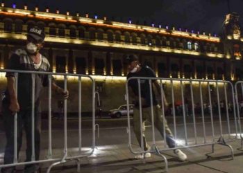 CERCAN EL ZÓCALO CAPITALINO PARA EVITAR PROPAGACIÓN DEL CORONAVIRUS