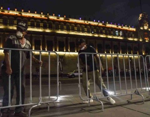 CERCAN EL ZÓCALO CAPITALINO PARA EVITAR PROPAGACIÓN DEL CORONAVIRUS