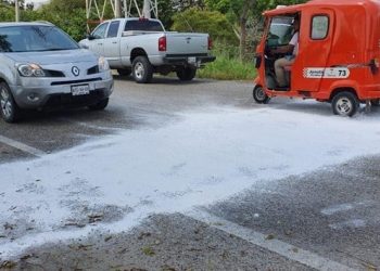 DESINFECTAN EN JONUTA UNIDADES QUE INGRESAN AL MUNICIPIO