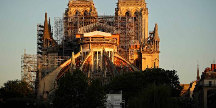 EL CORONAVIRUS FRENA LAS OBRAS DE RESTAURACIÓN EN NOTRE DAME