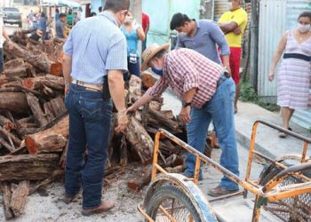 EN JONUTA AHORA ENTREGAN LEÑA A LA POBLACIÓN PARA QUE SE QUEDE EN CASA