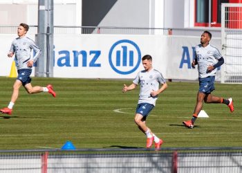 EN PEQUEÑOS GRUPOS, EL BAYERN MUNICH VUELVE A ENTRENAR EN EL CAMPO