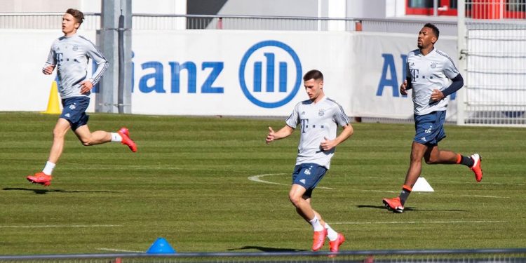 EN PEQUEÑOS GRUPOS, EL BAYERN MUNICH VUELVE A ENTRENAR EN EL CAMPO